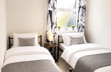Luxurious & Elegant 6-Bed House - Photo 23