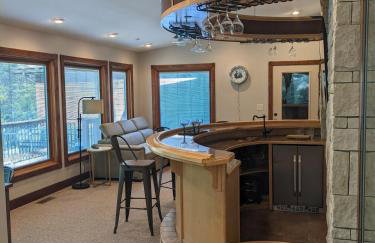 Walk to K-State, Sleeps 12, Pool Table, Hot Tub - Foto 49