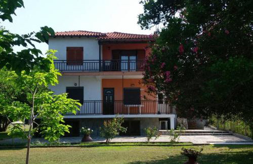 Bright, Beachfront Apartment with free parking and garden - Photo 11