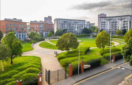 Birmingham City Centre Apartment with Parking - Photo 6