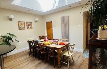 5 Bed Luxury Townhouse with Hot Tub, Rooftop Terrace, Perfect for Groups, Near Cruise Terminal - Foto 11