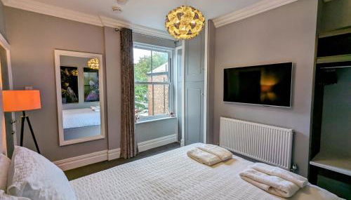 Robert Bolt House, Free Parking, 1 Minute to Metrolink - Photo 4