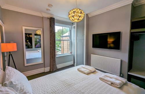 Robert Bolt House, Free Parking, 1 Minute to Metrolink - Photo 4