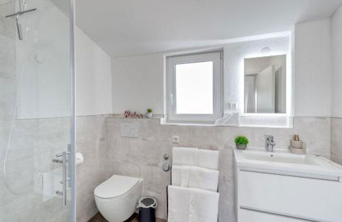 Iller Homes - 5 x Moderne Fewos je 1bis2 oder 1bis4 Pers mit Küche u Balkon - Parkplätze vorhanden - Foto 12