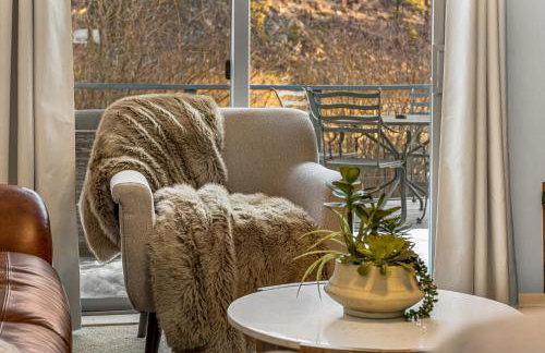 Cozy Riverfront Cabin with Fireplace & Deck - Foto 13