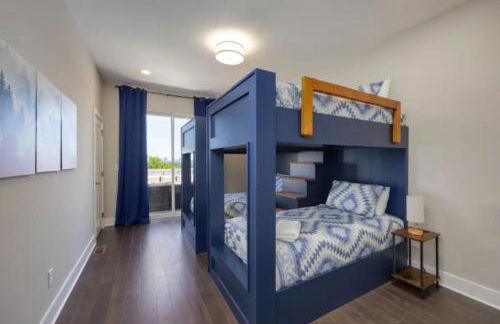 Luxury four-story Home with Rooftop views, 10min to Downtown! Sleeps 12! - Photo 13