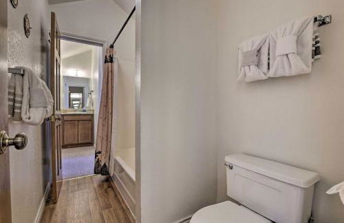 Fireplace and Stream Access Cozy Grand Lake Retreat - Foto 20