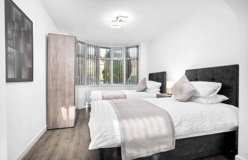 Marcot House Modern 5 bedroom house Solihull 10 mins drive from bhx & nec private off road parking - Foto 26