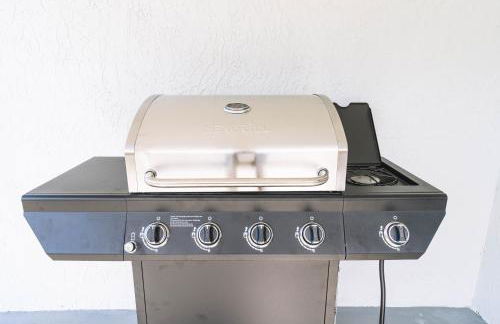 Golfers Paradise 4-hole PUTT-PUTT, Mega Chess with huge backyard, hammock - Photo 30