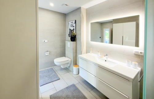 ImmoStay #3 - Penthouse mit zwei Balkonen & Seeblick, Parking & WiFi - Foto 65