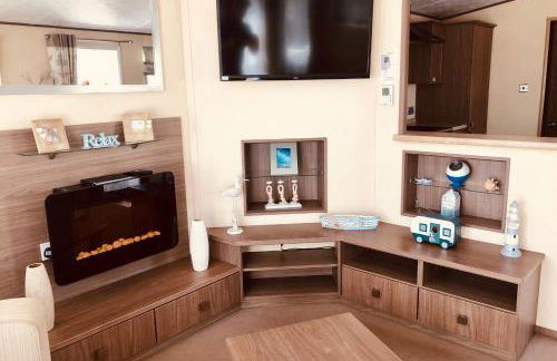 Family Seaside Retreat Private Stay at 5-Star Rockley Holiday Park Poole - Photo 17