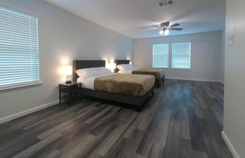 Spacious home with WiFi/AC - Photo 10