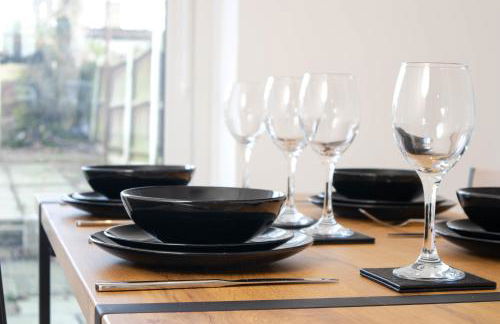 Big 4-Bed House in Haydock Ideal for Work Crews - Foto 10