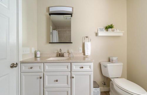 Pristine Walkable Downtown 2BR Apartment - Foto 15