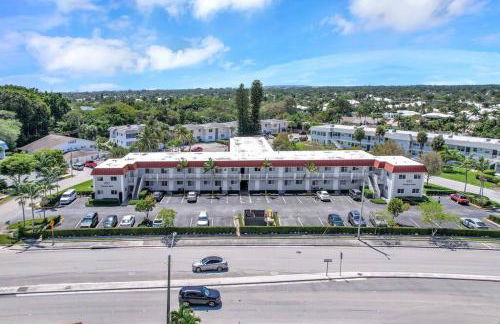 Stylish Hideaway Pool Downtown Boca - Photo 20