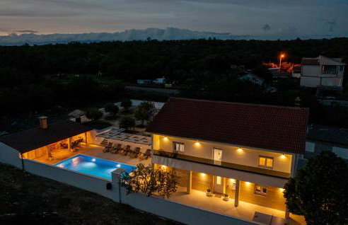 Gorgeous Home In Nadin With Wifi - Photo 12