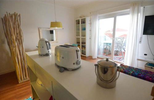 Yellow Submarine on the seafront - Foto 2