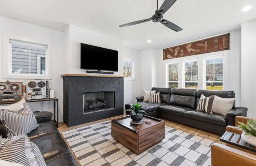 Modern House by Downtown with Garage and Fenced-in Yard - Foto 19