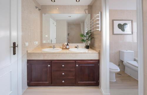 Family Fairways I Spacious 4-Bedroom Townhouse Near Beach & Golf, Estepona - Photo 34