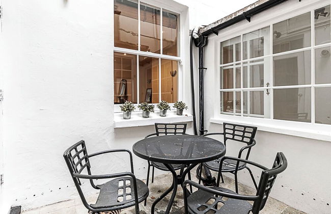 Charming Kensington Apartment - Photo 24