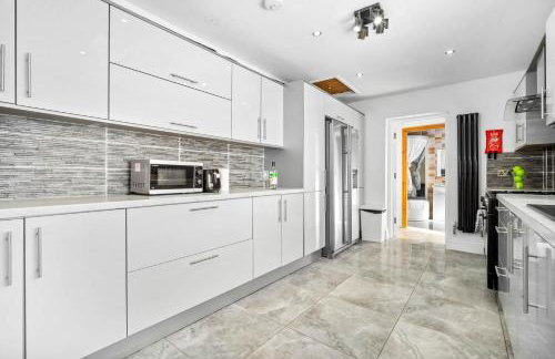 Modern 6-Bedroom Home - Sleeps 12 - Parking - Garden 568P - Foto 5