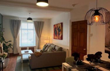 3BDR Town House in the Heart of Holyhead - Free Onsite Parking - Foto 15