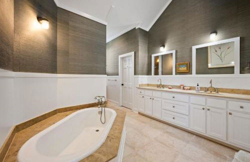 Relax and Enjoy the Spectacular Views in this Picturesque Home home - Foto 19