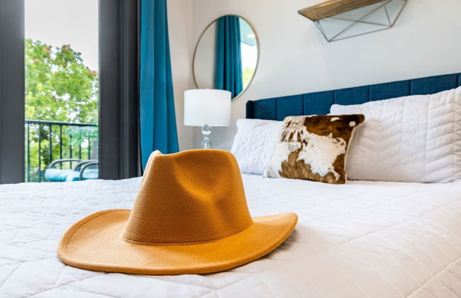 Lindsley by Avantstay Balcony Modern Design A Downtown Location - Photo 16