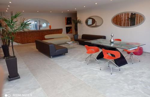 FLAT ENCANTADOR A UM PASSO DA PRAIA - Foto 8