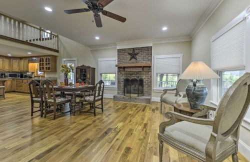 Remodeled Pittsboro Farmhouse Sitting on 220 Acres - Foto 1