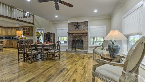 Remodeled Pittsboro Farmhouse Sitting on 220 Acres - Foto 1