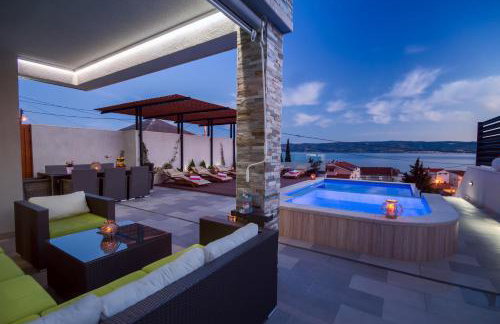 LUXURY VILLA PARADISE 120m from sandy beach, heated pool, billiard, max 12 pax - Foto 48