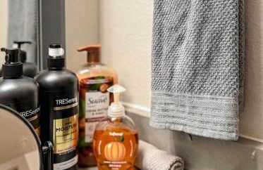 Stunning Lake Views | DART Train | Gym & Pool - Foto 11