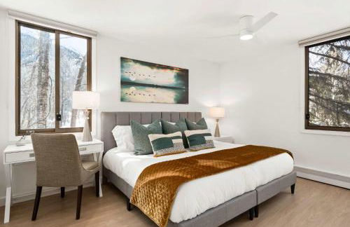 Renovated Riverfront 3 BR, 2 BA with Pool - Walk to Town! - Foto 16