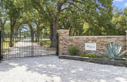 Tranquil Tiny Home Resort with Heated Pool & Goats near Houston, Hempstead Texas - Foto 48