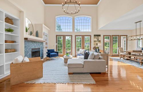 Stunning Modern Retreat! Year-Round Swim Spa | Hot Tub | Movie Room | Firepit - Foto 9