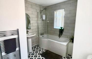 Stunning Open Plan 3 Bed House - Driveway & Garden - Foto 10