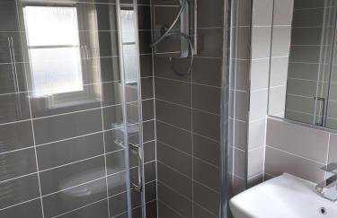 Beautiful 4-Bedroom House with Private Garden & Parking - Foto 21