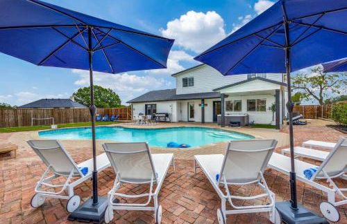 Stunning Lake House with a Pool and Hot Tub - Photo 1