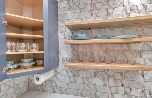 AccessibleGem 3BR Jacuzzi & Air Hockey Sleeps 13 Chinatown - Foto 53