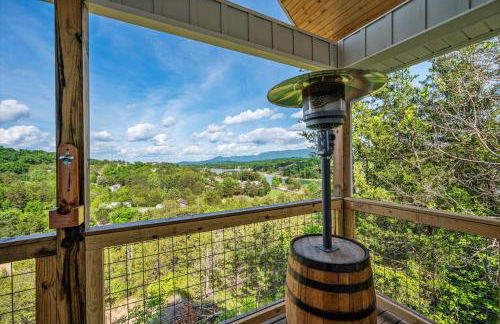 TN Whiskey Cabin- Lake and Mtn Views- Covered Deck- Game Room- Pool Table- Pets - Foto 50