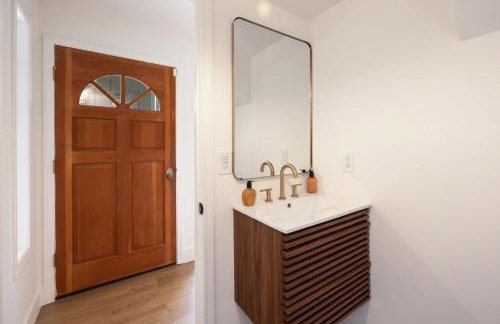 Seaside Home Modern Retreat with Breathtaking Views and Beachside Charm - Foto 29