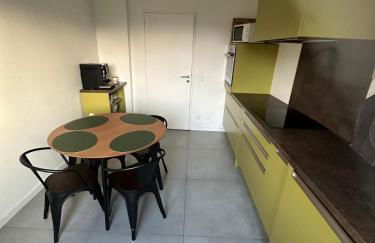 Vaste appartement avec parking gratuit, borne dispo et espace de travail - Foto 8