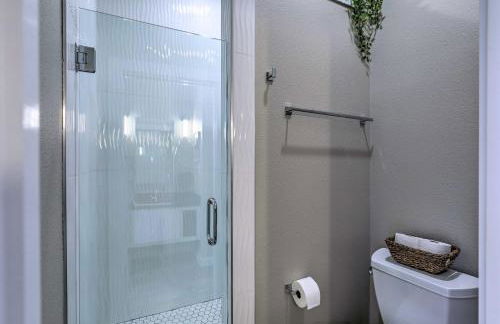 Sleek, Newly Updated Downtown San Marcos Apt! - Photo 23