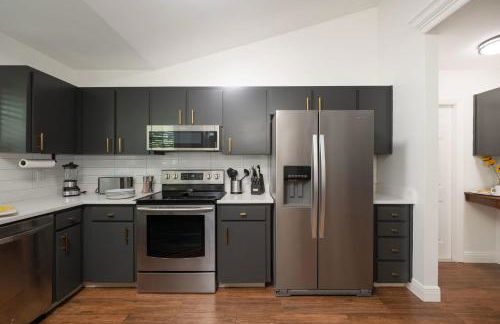 The Recharge - Springs , Tesla & EV Station , Pets - Foto 8