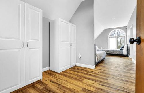 Maine Pondfront Home Sleeps 22 - Pool & Hot Tub - Photo 33