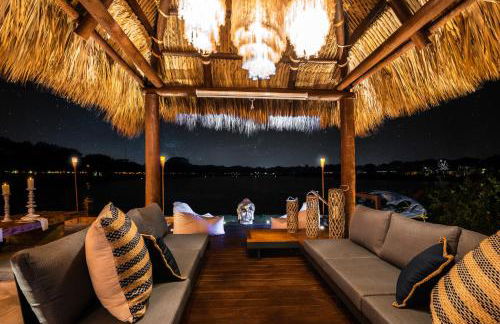 Waterfront Villa with Beach, Pool, Cinema, Game Room and Tiki - Foto 35