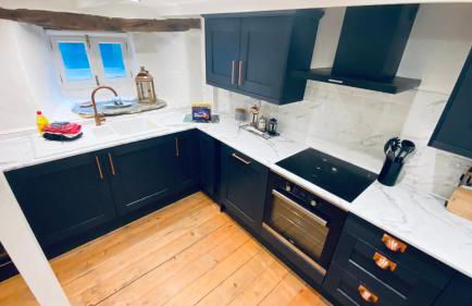 SPINDRIFT is A Beautiful Newly Refurbished THREE BEDROOM Private Family House located on the OLD HARBOUR and the COASTAL PATH in the Heart of Beautiful POLPERRO - Foto 8