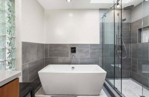 Sojourn Beautiful Home with Beach Access & Backyard - Foto 35