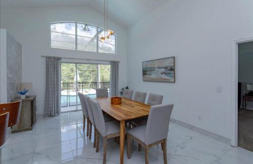 Lovely 4 Bed Oasis In the mix of everything - Photo 4